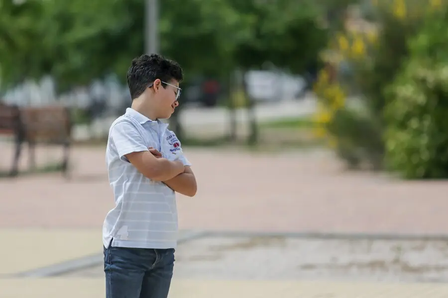 Archivo - Un menor con S&iacute;ndrome de Down cruzado de brazos.