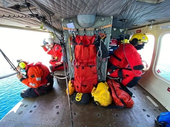 Labores b&uacute;squeda tripulante del 'Maremi' desaparecido al volcar la embarcaci&oacute;n santo&ntilde;esa al norte de Cabo Mayor