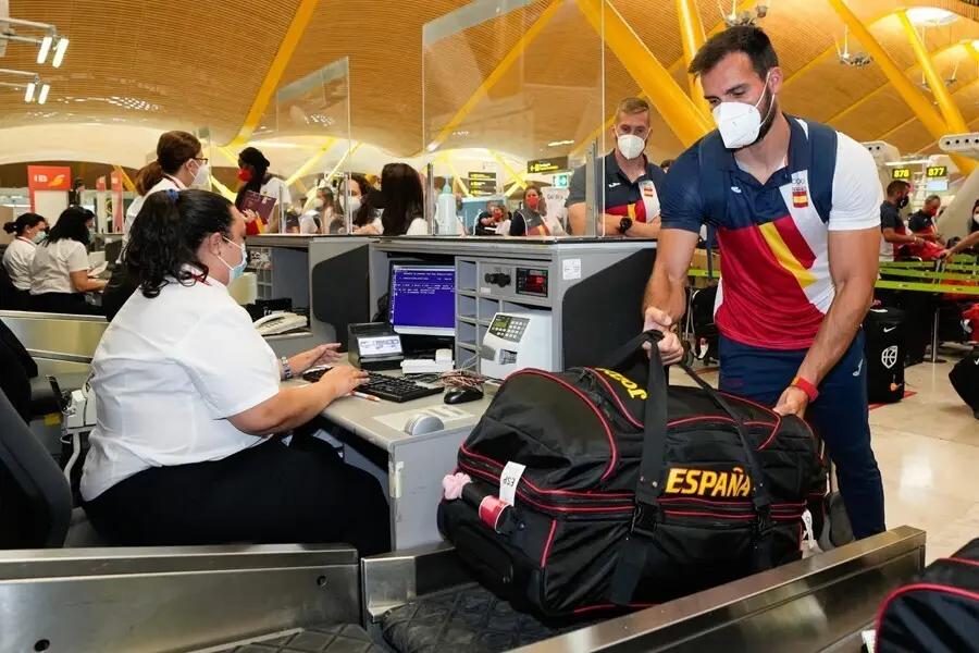 Sa&uacute;l Craviotto facturando su equipaje para Tokio