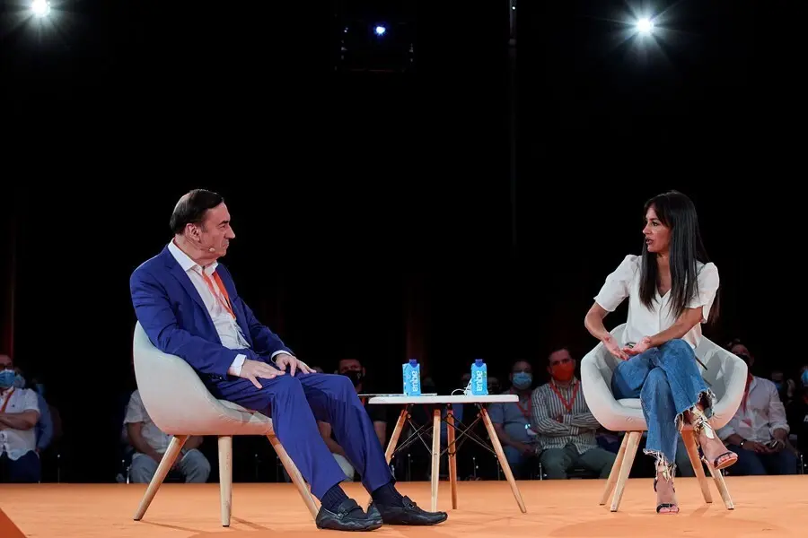 El director de 'El Espa&ntilde;ol', Pedro J. Ram&iacute;rez (i), y la vicealcaldesa de Madrid, Bego&ntilde;a Villac&iacute;s (d), en el evento 'El centro necesario. El valor de ser liberal', durante la primera jornada de la convenci&oacute;n pol&iacute;tica de Ciudadanos (Cs), en el espacio para 