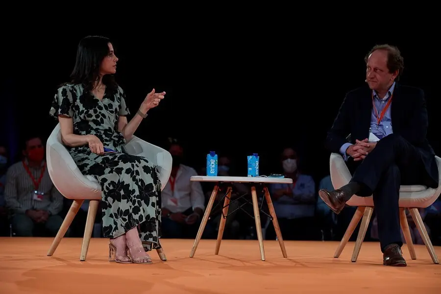 La presidenta de Ciudadanos, In&eacute;s Arrimadas (i), y el eurodiputado Alexander Graf (d), en el evento 'Renovar Europa', durante la primera jornada de la convenci&oacute;n pol&iacute;tica de Cs, en el espacio para eventos Nube de Pastrana, a 17 de julio de 2021, en Madrid