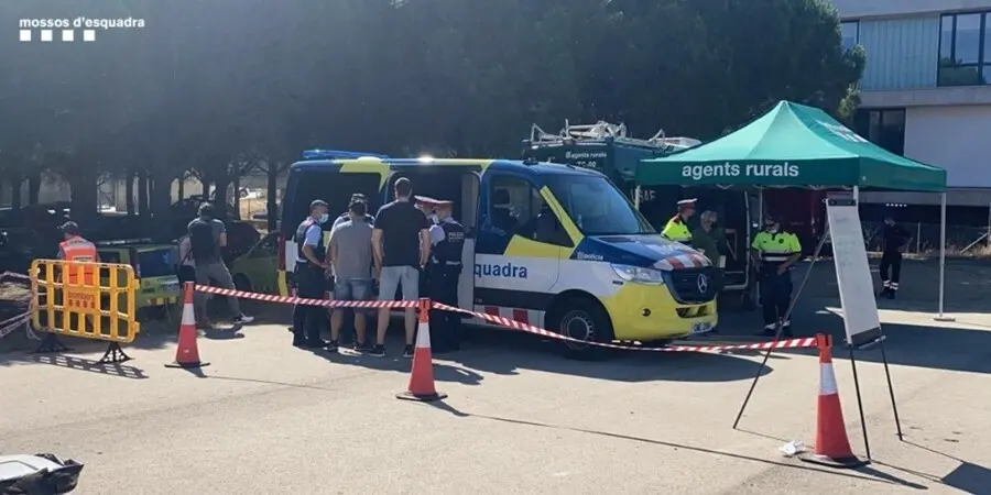 Agentes de la unidad cient&iacute;fica de los Mossos d'Esquadra analizan el ADN del cigarrillo sospechoso del incendio de Llan&ccedil;&agrave; (Girona), el 17 de julio de 2021.