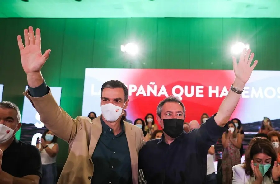 El secretario general del PSOE y presidente del Gobierno, Pedro S&aacute;nchez, junto al alcalde de Sevilla y candidato socialista a la Presidencia de la Junta de Andaluc&iacute;a, Juan Espadas, Juan Espadas