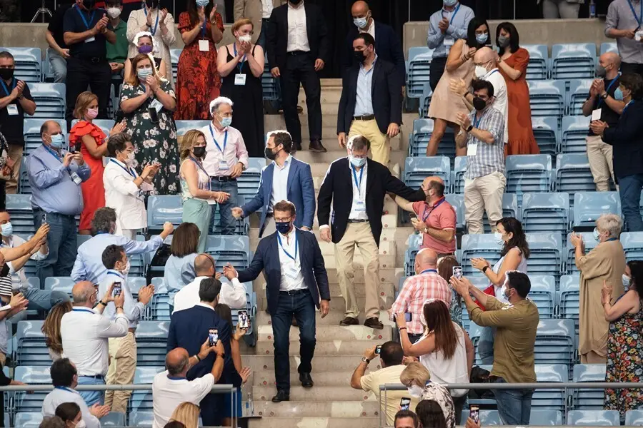 El presidente del PP, Pablo Casado (i, arriba); el presidente de la Xunta y del Partido Popular en Galicia, Alberto N&uacute;&ntilde;ez Feijoo (centro, abajo), y el expresidente del Gobierno Mariano Rajoy (d, arriba), en el 17 Congreso del PP de Galicia.