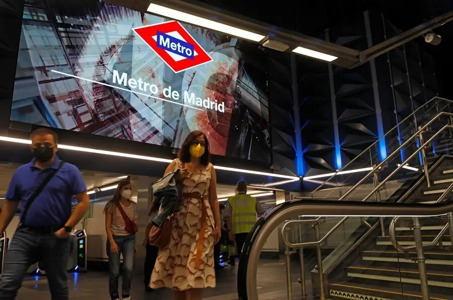 Varias personas en la estaci&oacute;n de metro de Gran V&iacute;a el d&iacute;a de su reapertura despu&eacute;s de casi tres a&ntilde;os fuera de servicio.