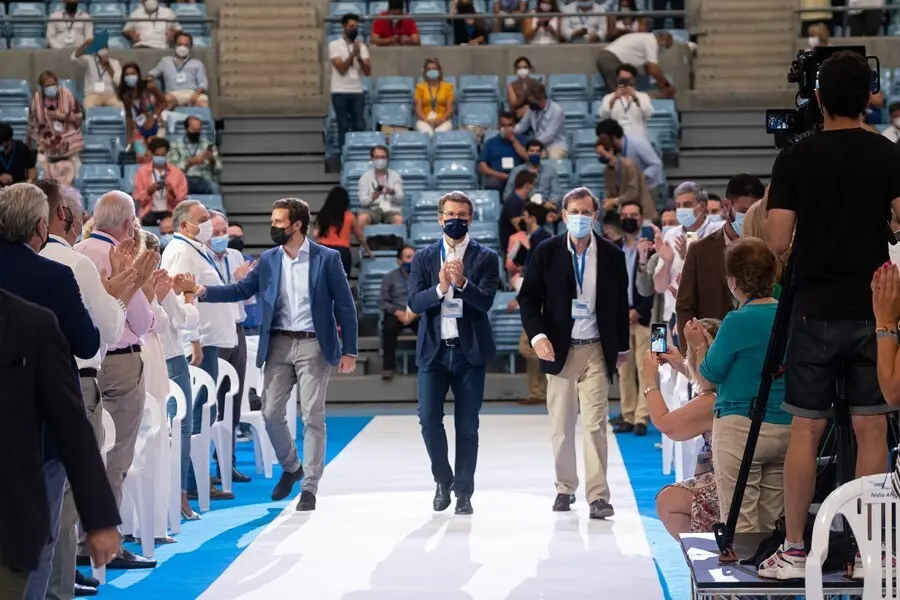 (I-D) El presidente del PP, Pablo Casado; el presidente de la Xunta y del Partido Popular en Galicia, Alberto N&uacute;&ntilde;ez Feijoo, y el expresidente del Gobierno Mariano Rajoy, en el 17 Congreso del PP de Galicia.