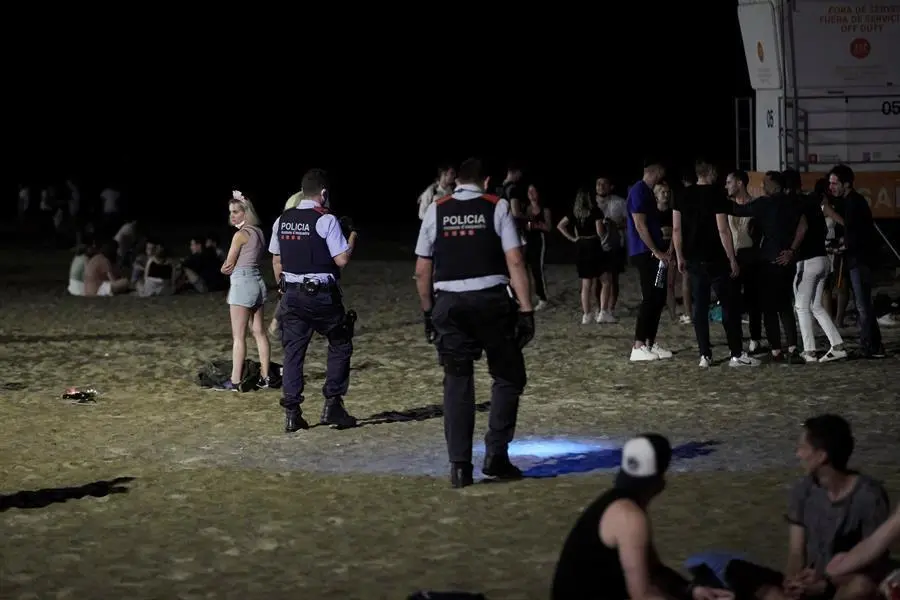 Miembros de los Mossos d&acute;squadra patrullan la playa de la Barceloneta en la noche que entra el toque de queda nocturno desde la 1 de la madrugada hasta las 6 de la ma&ntilde;ana, en los 161 municipios afectados por esta nueva restricci&oacute;n que ha autorizado el Tribunal Superior de Justicia de Catalu&ntilde;a (TSJC) hasta el 23 de julio. EFE/Alejandro Garc&iacute;a.
