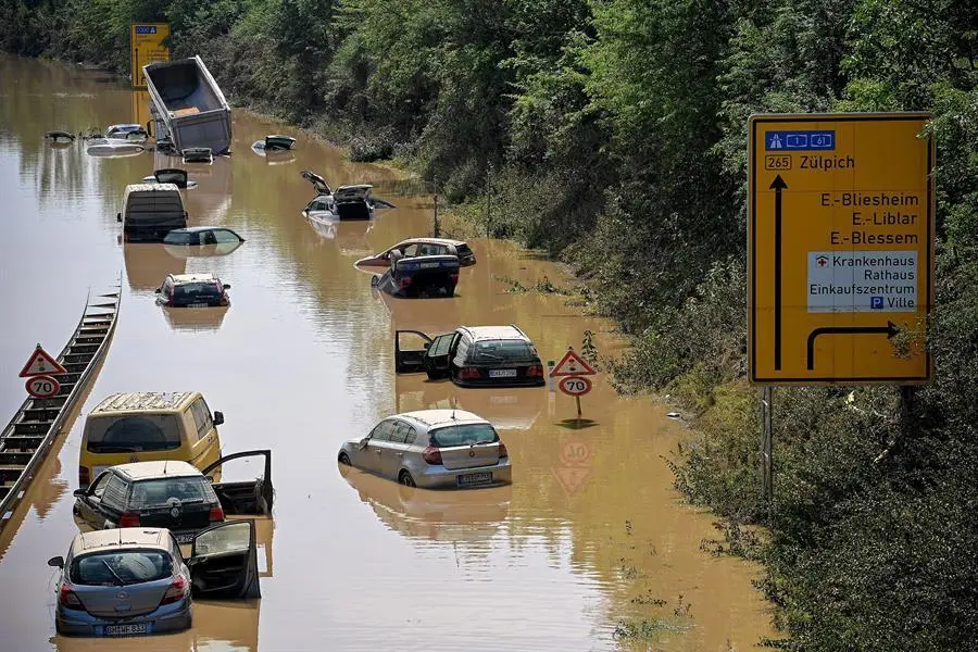 Amplias zonas del oeste de Alemania se vieron afectadas por fuertes y continuas lluvias en la noche del 15 de julio, lo que provoc&oacute; inundaciones repentinas locales que destruyeron edificios y arrastraron coches. (Inundaciones, Alemania) EFE/EPA/FRIEDEMANN VOGEL
