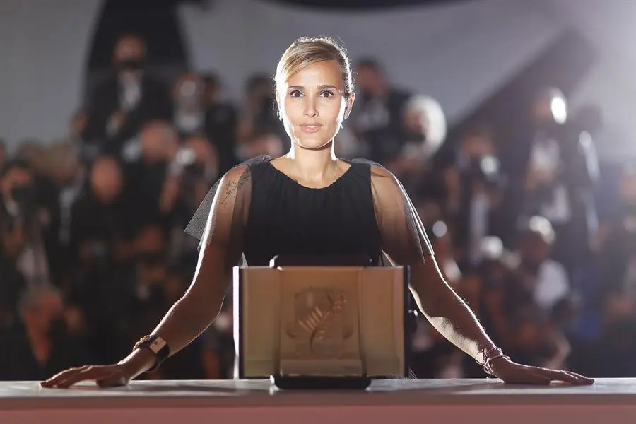 La directora Julia Ducournau posa durante un Photocall de ganadores de premios con la Palma de Oro por 'Titane' en la 74&ordf; edici&oacute;n del Festival de Cine de Cannes en Cannes, Francia, el 17 de julio de 2021. (Cine, Francia) EFE/EPA/IAN LANGSDON