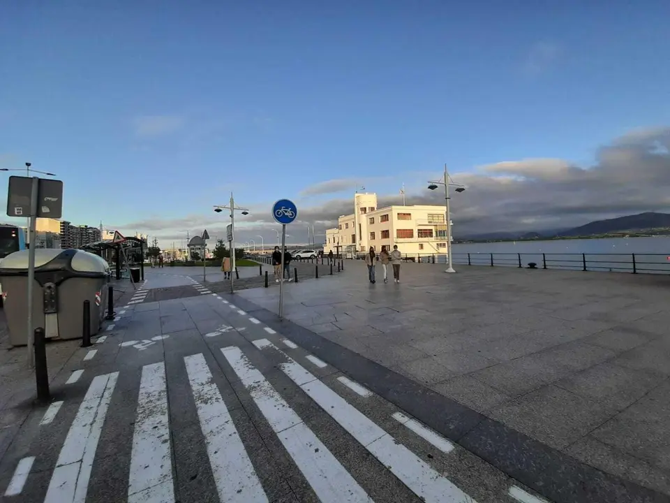 Varias personas transitan con mascarilla por las inmediaciones de Puertochico en Santander. / S. D&iacute;az