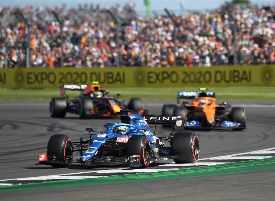 El piloto espa&ntilde;ol de F&oacute;rmula Uno Fernando Alonso (delante) del equipo Alpine F1 Team en acci&oacute;n durante la sesi&oacute;n de clasificaci&oacute;n al sprint del Gran Premio de F&oacute;rmula Uno de Gran Breta&ntilde;a en el circuito de Silverstone, en Northamptonshire, Gran Breta&ntilde;a, el 17 de julio de 2021. El Gran Premio de F&oacute;rmula Uno de Gran Breta&ntilde;a de 2021 tendr&aacute; lugar el 18 de julio. (F&oacute;rmula Uno, Gran Breta&ntilde;a, Reino Unido) EFE/EPA/ANDY RAIN