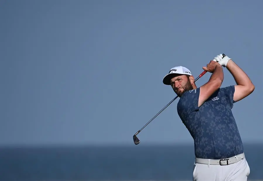 El espa&ntilde;ol Jon Rahm sale del hoyo 12 durante la segunda ronda del campeonato de golf The Open 2021 en el campo de golf Royal St George's en Sandwich, Kent, Gran Breta&ntilde;a, el 16 de julio de 2021. (Espa&ntilde;a, Reino Unido) EFE/EPA/NEIL HALL