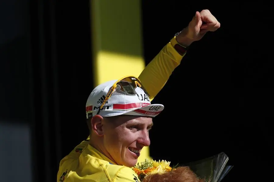 Tadej Pogacar con el maillot blanco del Tour de Francia 2022.
 (EFE)/GUILLAUME HORCAJUELO