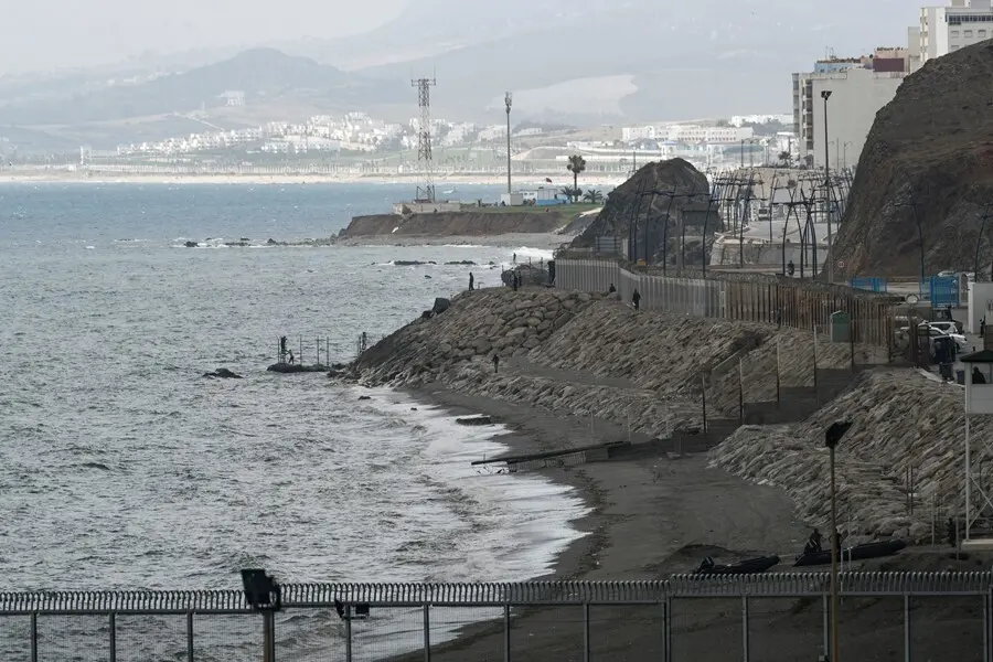 Imagen del vallado fronterizo en la playa del Tarajal, en Ceuta 