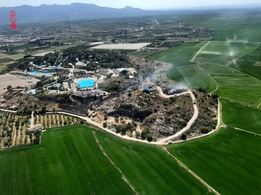 Incendio forestal en una zona cercana al parque acu&aacute;tico Aquopolis, en Cullera (Valencia)