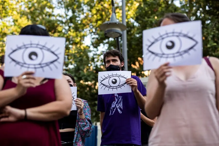 Varias personas durante una concentraci&oacute;n en apoyo a las personas migrantes, organizada por las asociaciones No Name Kitchen y Maakun, en la Plaza de Tirso de Molina, a 17 de julio de 2021, en Madrid (Espa&ntilde;a). Esta es una de las concentraciones que han co