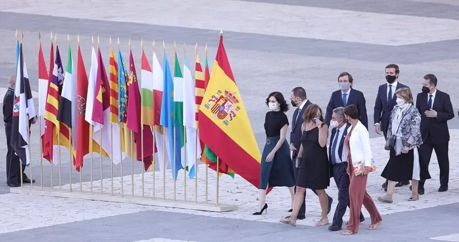 (I-D) En la primera fila, la presidenta de la Comunidad de Madrid, Isabel D&iacute;az Ayuso; el presidente de Asturias, Adri&aacute;n Barb&oacute;n; la presidenta de las Islas Baleares, Francina Armengol; el presidente de Cantabria, Miguel &Aacute;ngel Revilla, y la presidenta de Na
