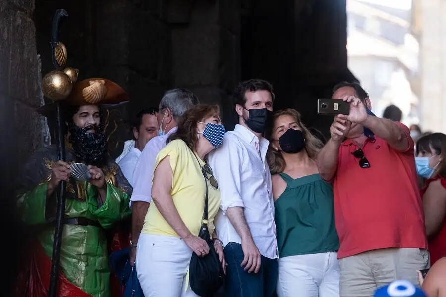 El presidente del Partido Popular, Pablo Casado, sale de la Catedral de Santiago de Compostela tras asistir a la misa del peregrino, a 18 de julio de 2021, en Santiago de Compostela, Galicia (Espa&ntilde;a).  El l&iacute;der del PP acude a la Catedral de Santiago tras 