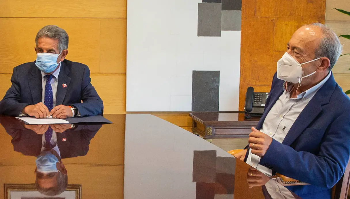 El presidente de Cantabria, M. A. Revilla y su fiel escudero, J. Estrada. / ALERTA