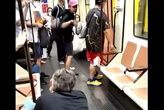 Momento de la agresi&oacute;n con el enfermero en el suelo.