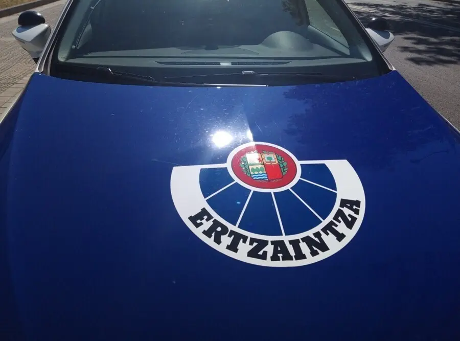 Archivo - Veh&iacute;culo policial de la Ertzaintza