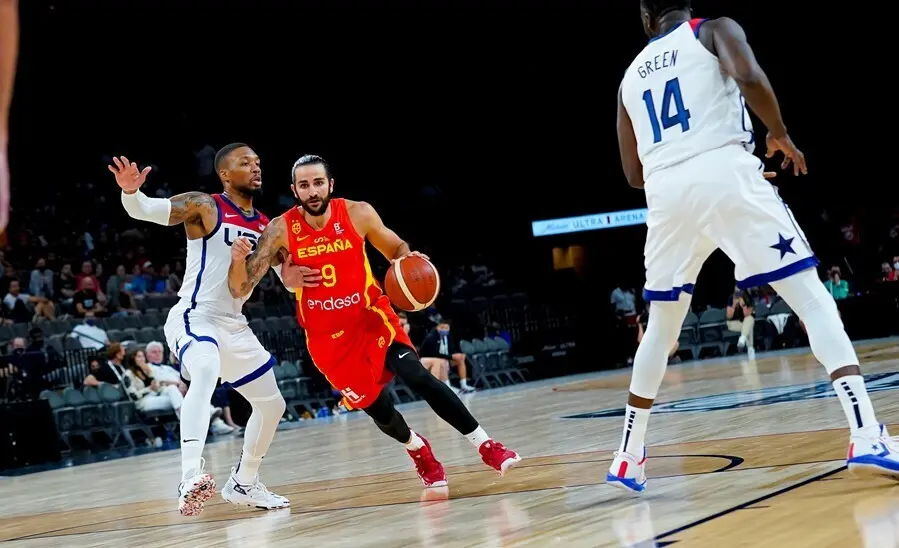 Ricky Rubio intenta penetrar a canasta ante Damian Lillard