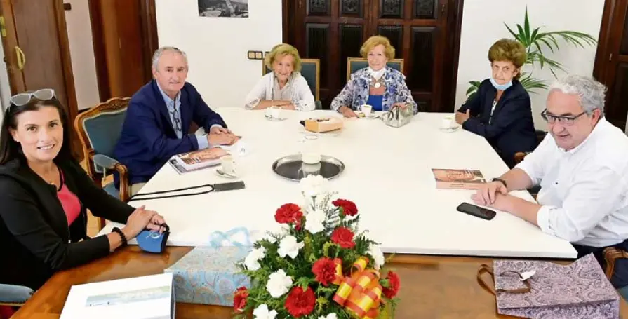Gema Igual, Tom&aacute;s Cobo y Javier Hern&aacute;ndez de Sande con las hijas de Federico Soto. / ALERTA