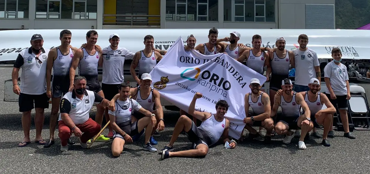 Los remeros de Pedre&ntilde;a posan con la bandera de Orio, la segunda de la temporada en liga.