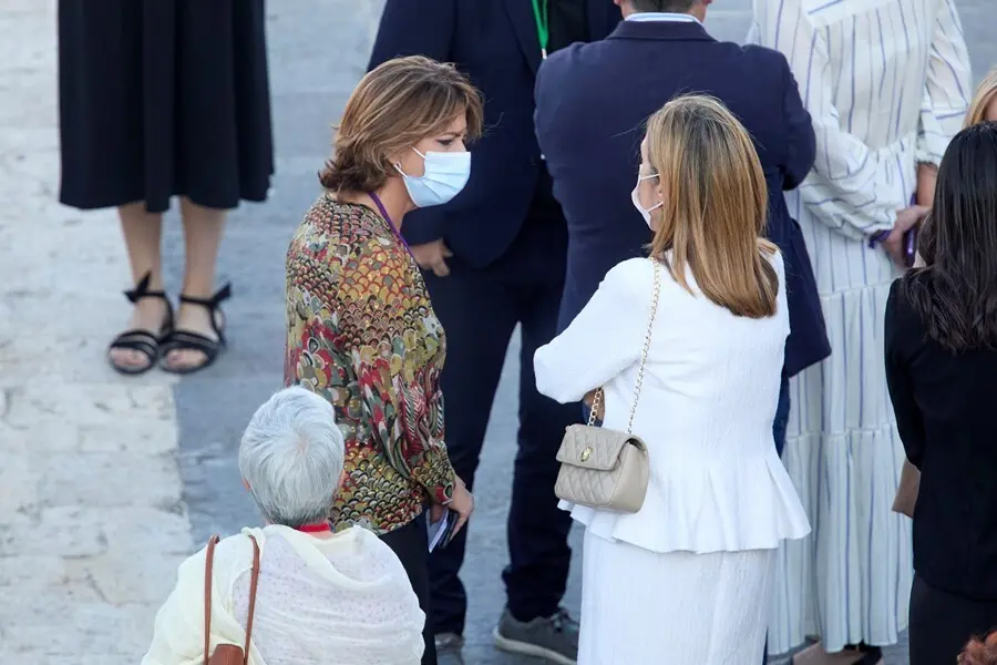 La fiscal general del Estado, Dolores Delgado (i) y la vicepresidenta del Congreso y vicesecretaria de Pol&iacute;tica Social del PP, Ana Pastor (d), a su llegada al acto de homenaje de Estado a las v&iacute;ctimas de la enfermedad por coronavirus y de reconocimiento a