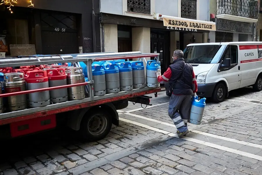 Archivo - Un repartidor deja bombonas de butano a un bar en Pamplona, Navarra (Espa&ntilde;a), a 17 de diciembre de 2020. Navarra reabre hoy el interior de los locales de hosteler&iacute;a con aforo al 30% tras casi dos meses de cierre por las restricciones frente al C