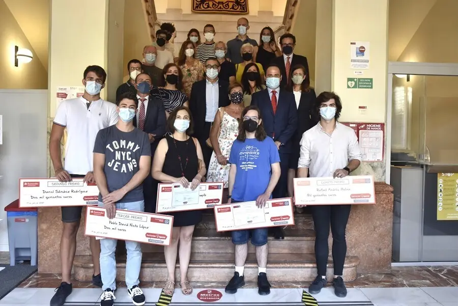 Los ganadores de los premios posan tras recibir sus cheques. (El ganador del quinto premio no ha podido asistir a la entrega y ha delegado en otra persona. Primera por la derecha)