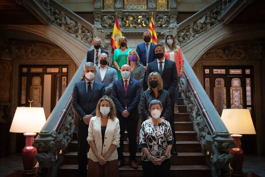 Al frente, la ministra de Transportes, Movilidad y Agenda Urbana, Raquel S&aacute;nchez (izda.), y la delegada del Gobierno en Catalunya, Teresa Cunillera (dcha), junto a representantes de la Diputaci&oacute;n de Barcelona y ayuntamientos, el 19 de julio de 2021.