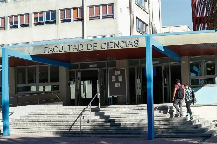 Archivo - Fachada de la Facultad de Ciencias de la Universidad Aut&oacute;noma durante el primer d&iacute;a del curso escolar 2020-2021, en Madrid (Espa&ntilde;a), a 7 de septiembre de 2020. Desde hoy, alrededor de 303.000 estudiantes van a volver a las aulas de las 14 univer