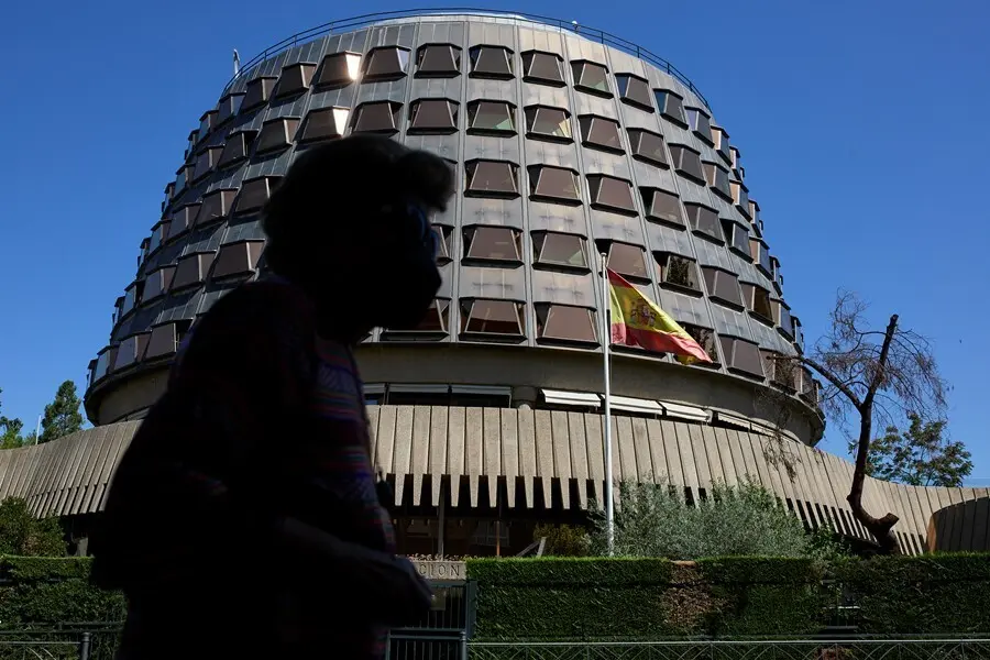 Una persona camina por las inmediaciones del Tribunal Constitucional, a 1 de julio de 2021, en Madrid, (Espa&ntilde;a).