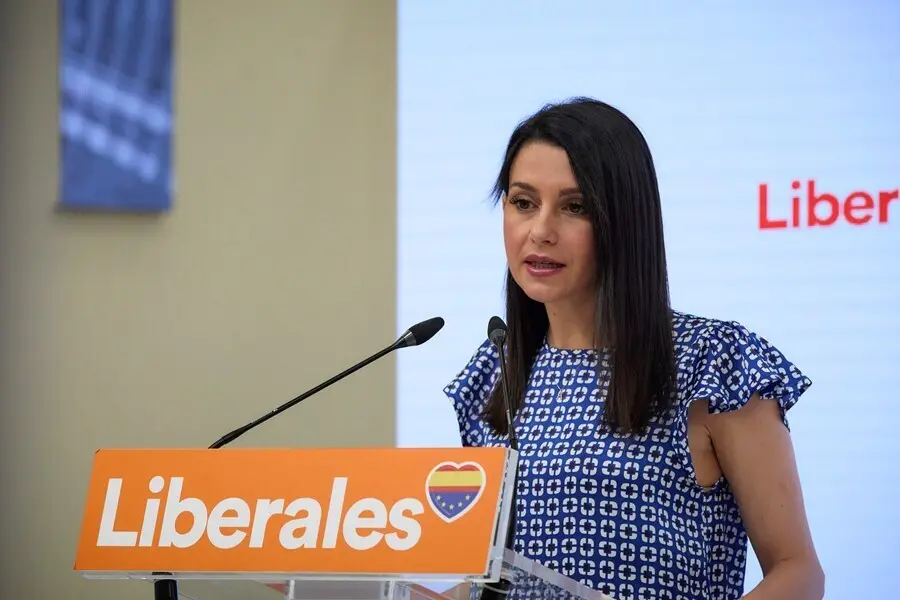 La presidenta de Ciudadanos, In&eacute;s Arrimadas, en una rueda de prensa en la sede del partido tras una reuni&oacute;n del Comit&eacute; Ejecutivo.