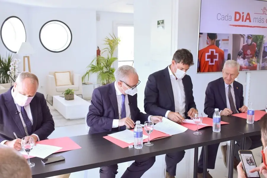De izquierda a derecha: Javier Ruiz, Director General de World Vision, Leopoldo P&eacute;rez, Secretario General de Cruz Roja, Ricardo &Aacute;lvarez, CEO de DIA Espa&ntilde;a y Manuel Bret&oacute;n, Presidente de C&aacute;ritas.