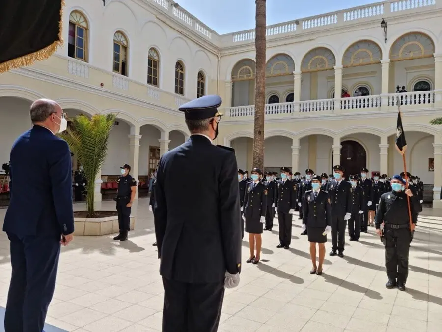 El delegado del Gobierno en Canarias, Anselmo Pestana, con el jefe superior de Polic&iacute;a Nacional en Canarias, Rafael Mart&iacute;nez, presiden la jura del cargo de nuevos agentes de la Polic&iacute;a Nacional