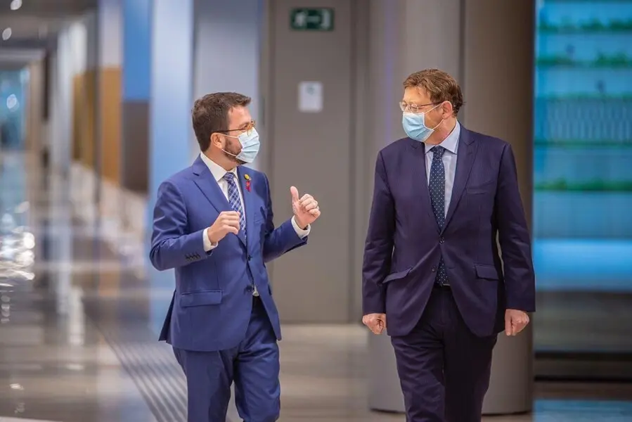 Archivo - El vicepresidente de la Generalitat de Catalunya, Pere Aragon&egrave;s, y el presidente de la Generalitat Valenciana, Ximo Puig.