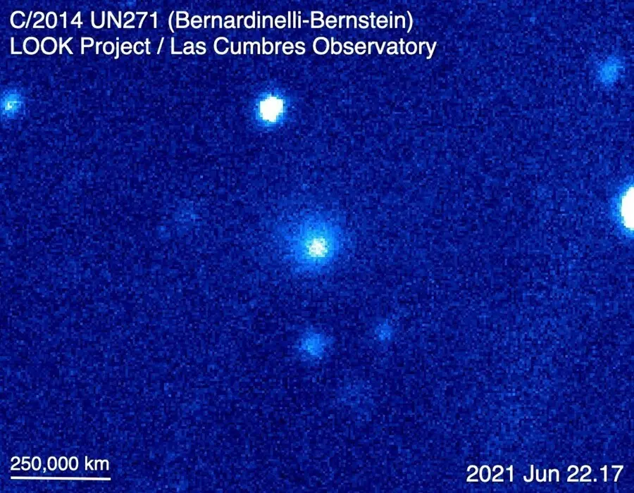 El cometa C / 2014 UN271 (Bernardinelli-Bernstein), como se ve en una imagen compuesta de color sint&eacute;tico hecha con el telescopio de 1 metro del Observatorio Las Cumbres en Sutherland, Sud&aacute;frica, el 22 de junio de 2021.La nube difusa es la coma del cometa