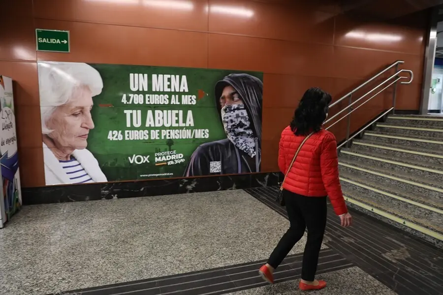 Archivo - Cartel electoral de Vox en la estaci&oacute;n de cercan&iacute;as de Sol durante las pasadas elecciones