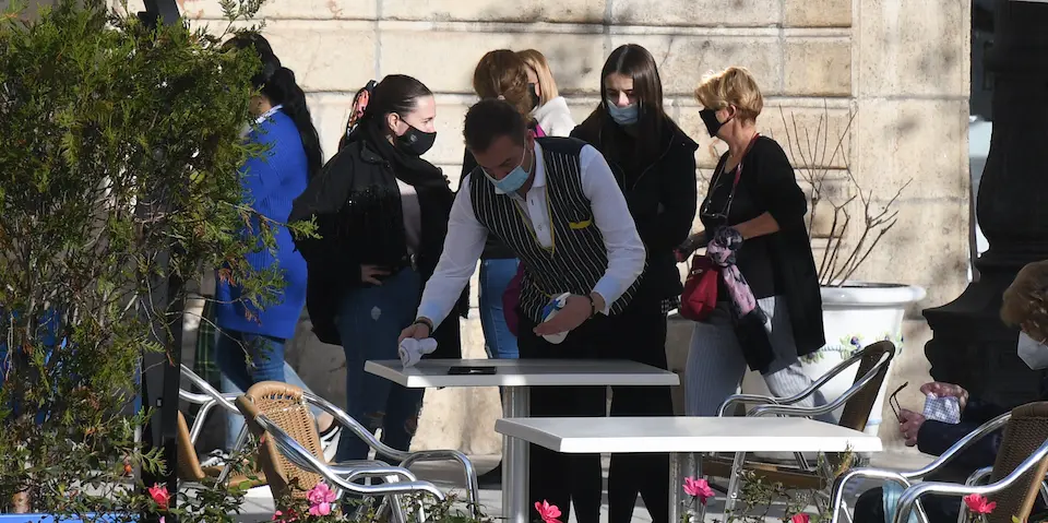 Un camarero recoge una mesa en el centro de Santander. / Hardy