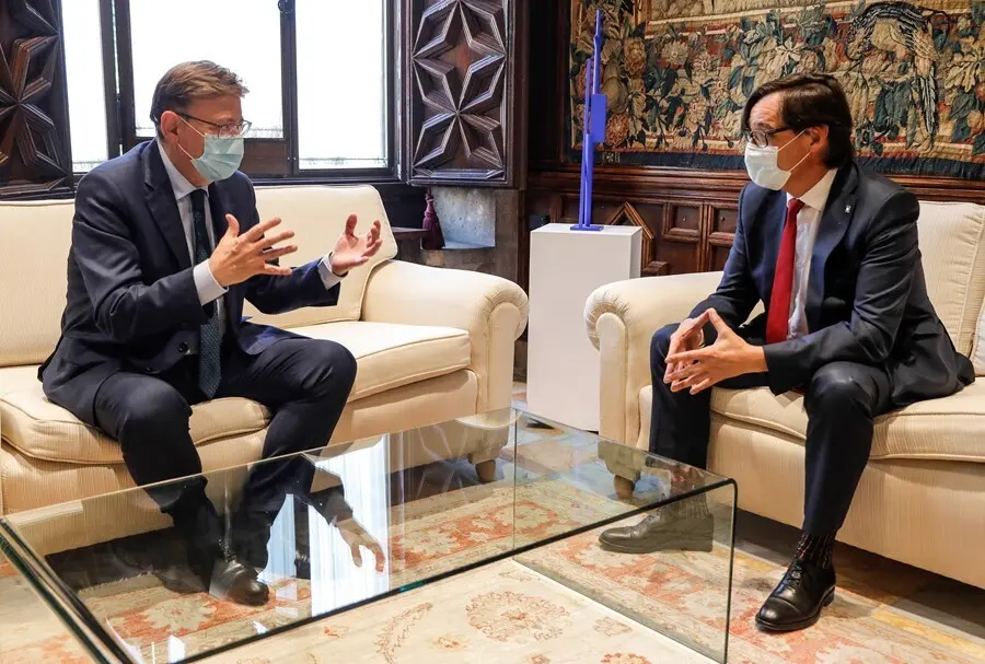 El president de la Generalitat, Ximo Puig (i), recibe en audiencia al secretario de organizaci&oacute;n del PSC y presidente del grupo parlamentario socialista en el Parlament de Catalunya, Salvador Illa (d)