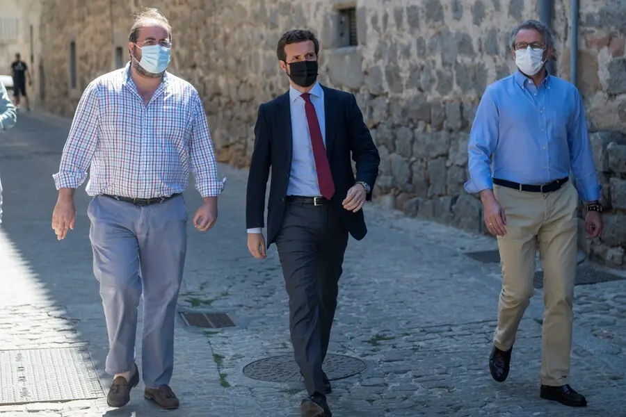 El presidente del PP, Pablo Casado, a su llegada a las jornadas para la convenci&oacute;n del PP del pr&oacute;ximo oto&ntilde;o, a 19 de julio de 2021, en &Aacute;vila, Castilla y Le&oacute;n (Espa&ntilde;a). 