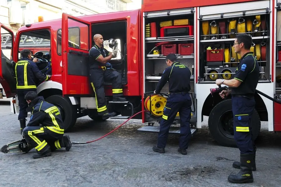 Archivo - Bomberos en un cami&oacute;n 
