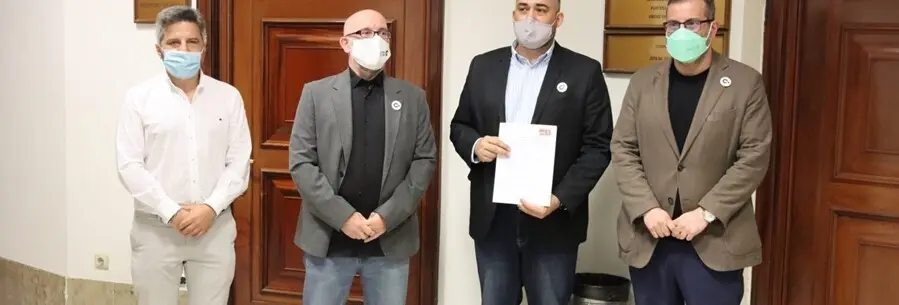 Los diputados Marc Lamu&agrave; y Julio del Valle y el secretario ejecutivo de Cultura y Deportes de la CEF del PSOE, Ib&aacute;n Garc&iacute;a del Blanco, junto con el presidente de la Sectorial del C&oacute;mic de Espa&ntilde;a