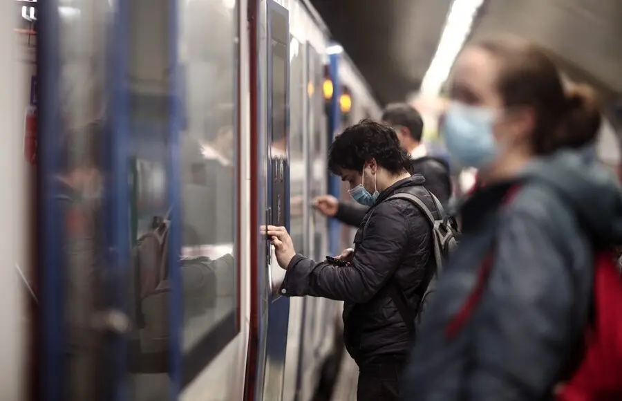 Archivo - Pasajeros en un and&eacute;n de Metro de Madrid