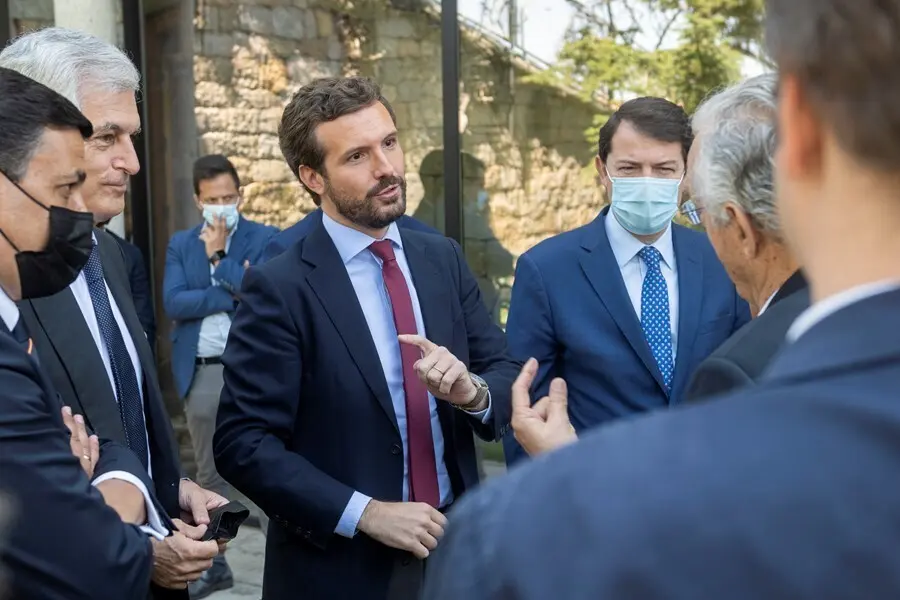 El presidente de la Fundaci&oacute;n Concordia y Libertad, Adolfo Su&aacute;rez; el presidente del PP, Pablo Casado y el presidente del PP en Castilla y Le&oacute;n, Alfonso Fern&aacute;ndez Ma&ntilde;ueco, en unas jornadas. &Aacute;vila, 19 de julio de 2021.
