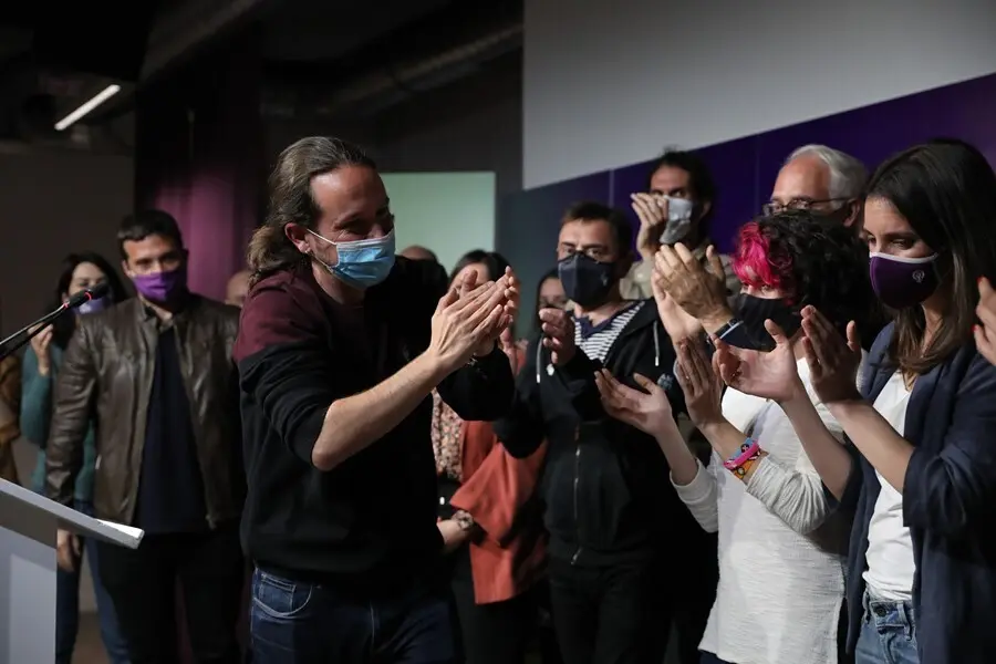 Archivo - El candidato de Unidas Podemos a la presidencia de la Comunidad de Madrid, Pablo Iglesias, rodeado de compa&ntilde;aros del partido, durante una rueda de prensa tras las votaciones de la jornada electoral, a 4 de mayo de 2021, en Madrid (Espa&ntilde;a).