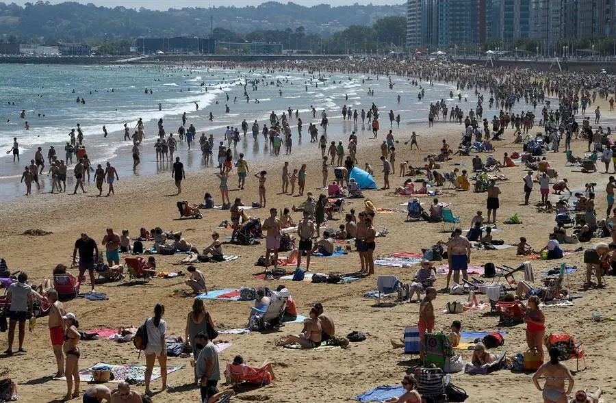 Vista de la playa de Gij&oacute;n, hoy s&aacute;bado, en el que la Agencia Estatal de Meteorolog&iacute;a prev&eacute; en Asturias intervalos de nubes bajas de madrugada y al final del d&iacute;a, y despejado el resto de la jornada, sin descartar brumas y alg&uacute;n banco de niebla matinal en el oeste. Temperaturas en aumento, excepto las m&iacute;nimas en el litoral donde habr&aacute; pocos cambios. EFE/ELOY ALONSO