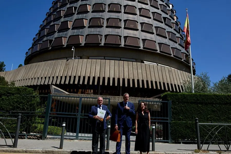 (I-D) El diputado nacional Juan Jos&eacute; Aizcorbe; el secretario general de Vox, Javier Ortega; y la vicesecretaria jur&iacute;dica de la formaci&oacute;n, Marta Castro, posan en las inmediaciones del Tribunal Constitucional, a 1 de julio de 2021, en Madrid, (Espa&ntilde;a). El G